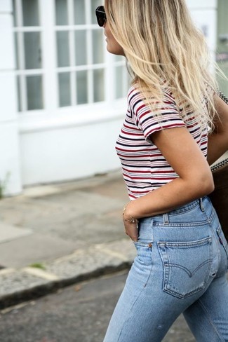 С чем носить разноцветную футболку в горизонтальную полоску женщине