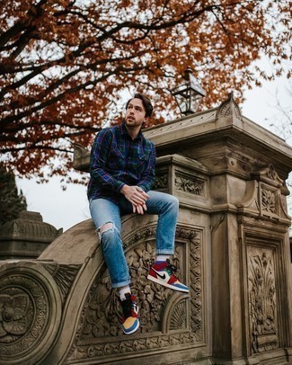 С чем носить разноцветные кожаные кеды мужчине