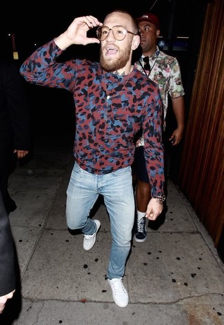 С чем носить разноцветный свитер с круглым вырезом с леопардовым принтом мужчине