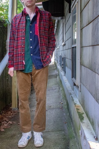 С чем носить разноцветную рубашку с длинным рукавом мужчине