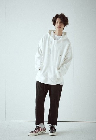 Какой худи носить с разноцветными низкими кедами мужчине