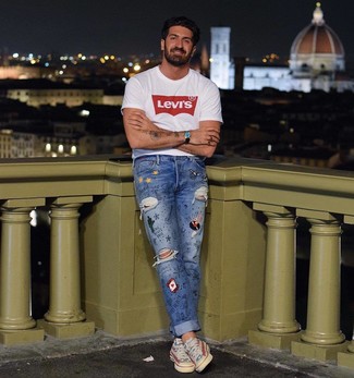 Какие джинсы носить с разноцветными низкими кедами мужчине