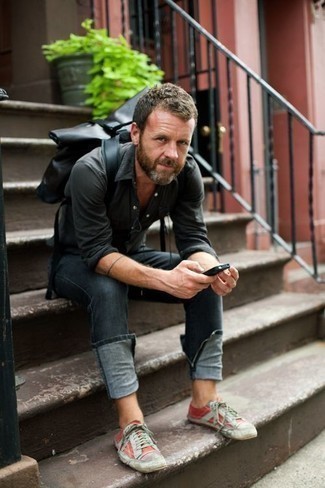 Какие джинсы носить с разноцветными низкими кедами мужчине