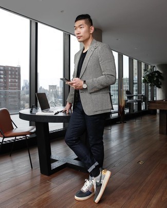 Какие джинсы носить с разноцветными низкими кедами мужчине