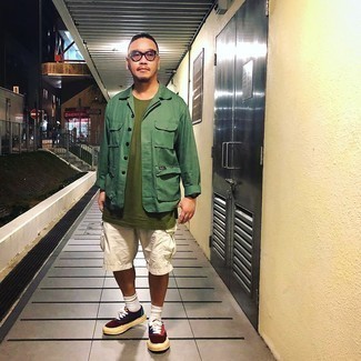 Какие шорты носить с разноцветными низкими кедами мужчине