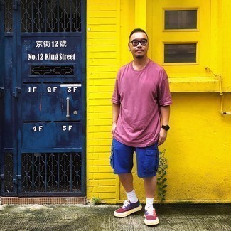 Какие шорты носить с разноцветными низкими кедами мужчине