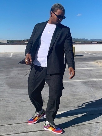 Какие костюмы носить с разноцветными низкими кедами