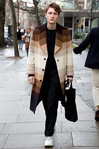 Какие кроссовки носить с разноцветным длинным пальто