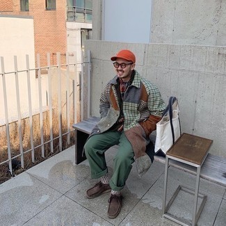 Какие ботинки дезерты носить с разноцветным длинным пальто