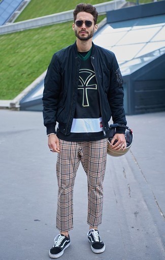 С чем носить разноцветные брюки мужчине