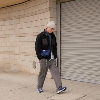 С чем носить разноцветную рубашку с длинным рукавом в шотландскую клетку мужчине