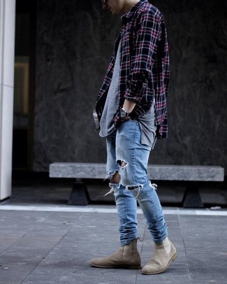 С чем носить разноцветную рубашку с длинным рукавом в шотландскую клетку мужчине