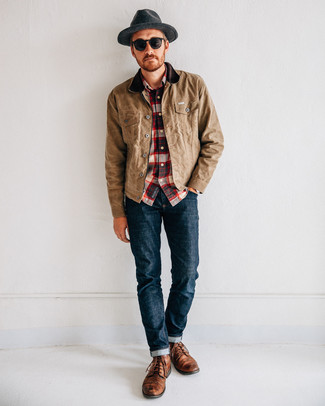 С чем носить разноцветную рубашку с длинным рукавом в шотландскую клетку мужчине