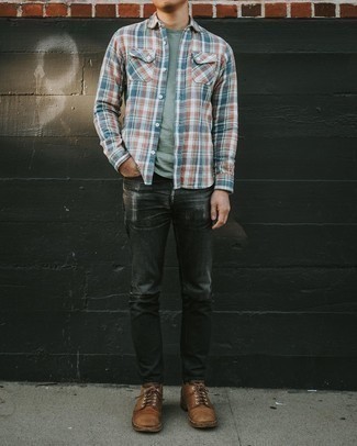 С чем носить разноцветную рубашку с длинным рукавом в шотландскую клетку мужчине
