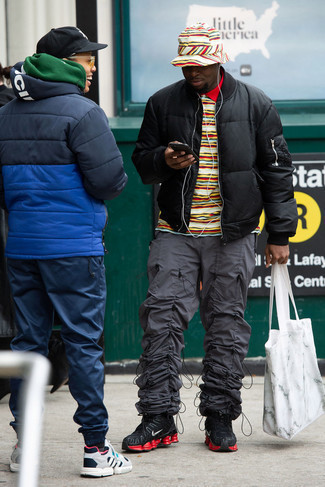 Как носить разноцветную футболку-поло с черными кроссовками мужчине