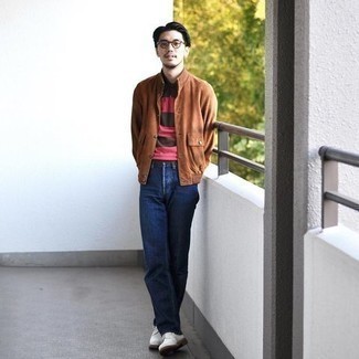 Какие джинсы носить с разноцветной футболкой-поло мужчине