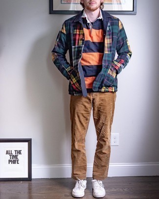 С чем носить разноцветную футболку-поло мужчине