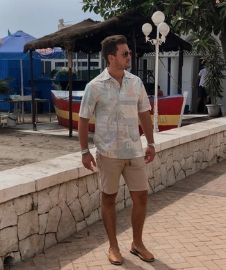 С чем носить разноцветную футболку-поло мужчине