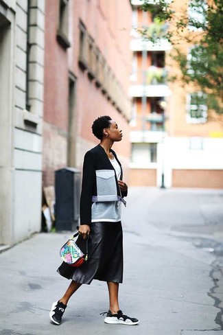 С чем носить разноцветную сумку через плечо с принтом