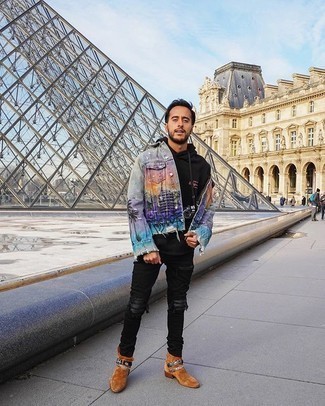 С чем носить разноцветную джинсовую куртку с принтом мужчине