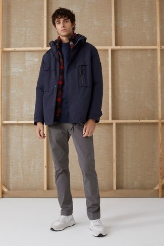 С чем носить разноцветный флисовый свитер на молнии с принтом мужчине