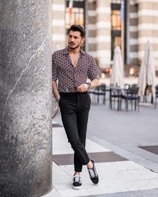 С чем носить разноцветную рубашку с длинным рукавом с принтом мужчине