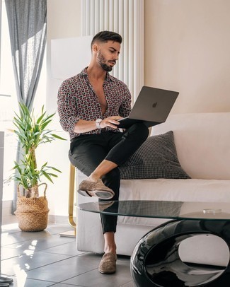 С чем носить разноцветную рубашку с длинным рукавом с принтом мужчине