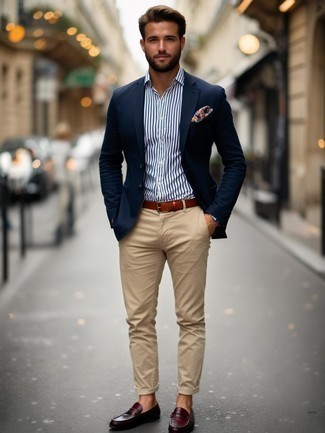 С чем носить разноцветный нагрудный платок с принтом