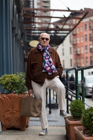 С чем носить разноцветный шарф с принтом мужчине