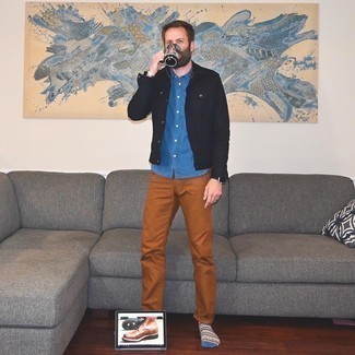 С чем носить разноцветные носки с принтом мужчине