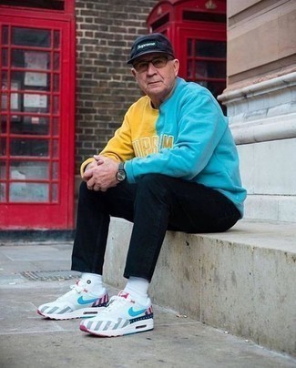 Как носить разноцветный свитшот с принтом с белыми кроссовками мужчине