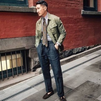 С чем носить разноцветный галстук с принтом мужчине