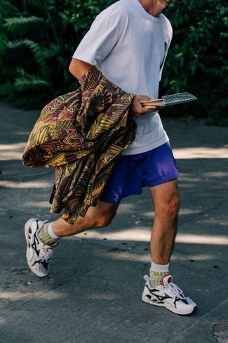 Какие футболки с круглым вырезом носить с разноцветным дождевиком мужчине