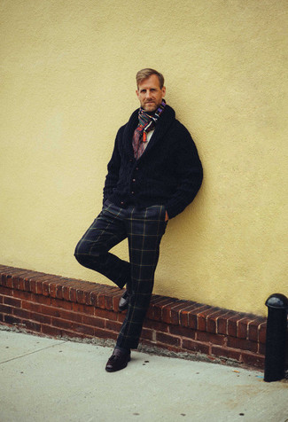 С чем носить разноцветный шарф мужчине