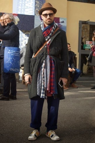 С чем носить разноцветный шарф мужчине