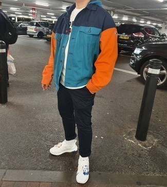 Как носить разноцветную куртку-рубашку с черными брюками чинос