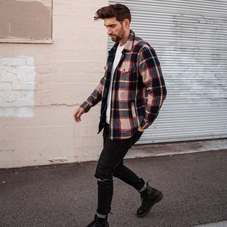 Какие джинсы носить с разноцветной курткой-рубашкой мужчине