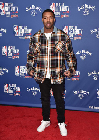 С чем носить разноцветную куртку-рубашку мужчине