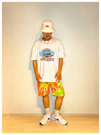 Какие футболки с круглым вырезом носить с разноцветными шортами мужчине