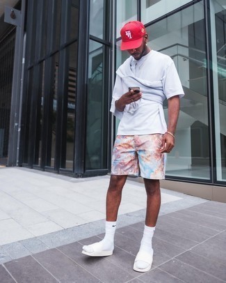 Какие сандалии носить с разноцветными шортами мужчине