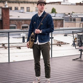 Какие брюки чинос носить с разноцветными слипонами