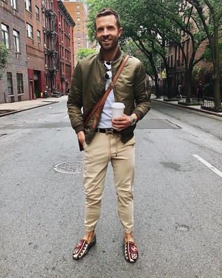 Какие брюки чинос носить с разноцветными слипонами