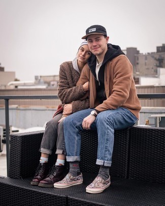 Какие джинсы носить с разноцветными слипонами мужчине