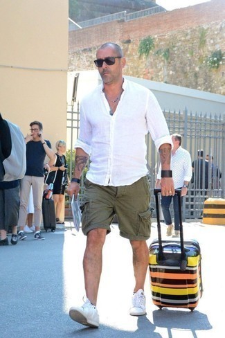 С чем носить разноцветный чемодан мужчине