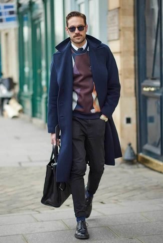 Какие брюки чинос носить с разноцветным свитшотем