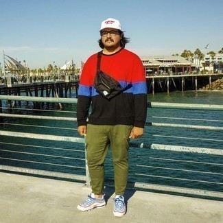 Как носить разноцветный свитшот с разноцветными кроссовками мужчине