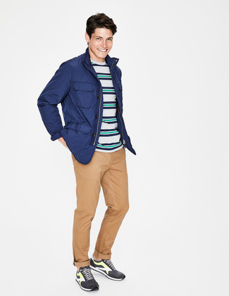 С чем носить разноцветную футболку мужчине