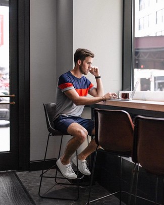 С чем носить разноцветную футболку мужчине