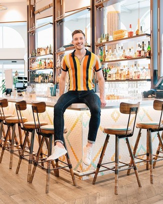 С чем носить разноцветную футболку мужчине