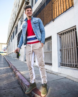 С чем носить разноцветную футболку мужчине